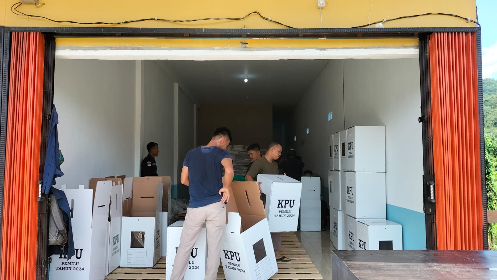 Pengawasan Logistik Perakitan Kotak Suara di Gudang 2 KPU Kabupaten Kayong Utara