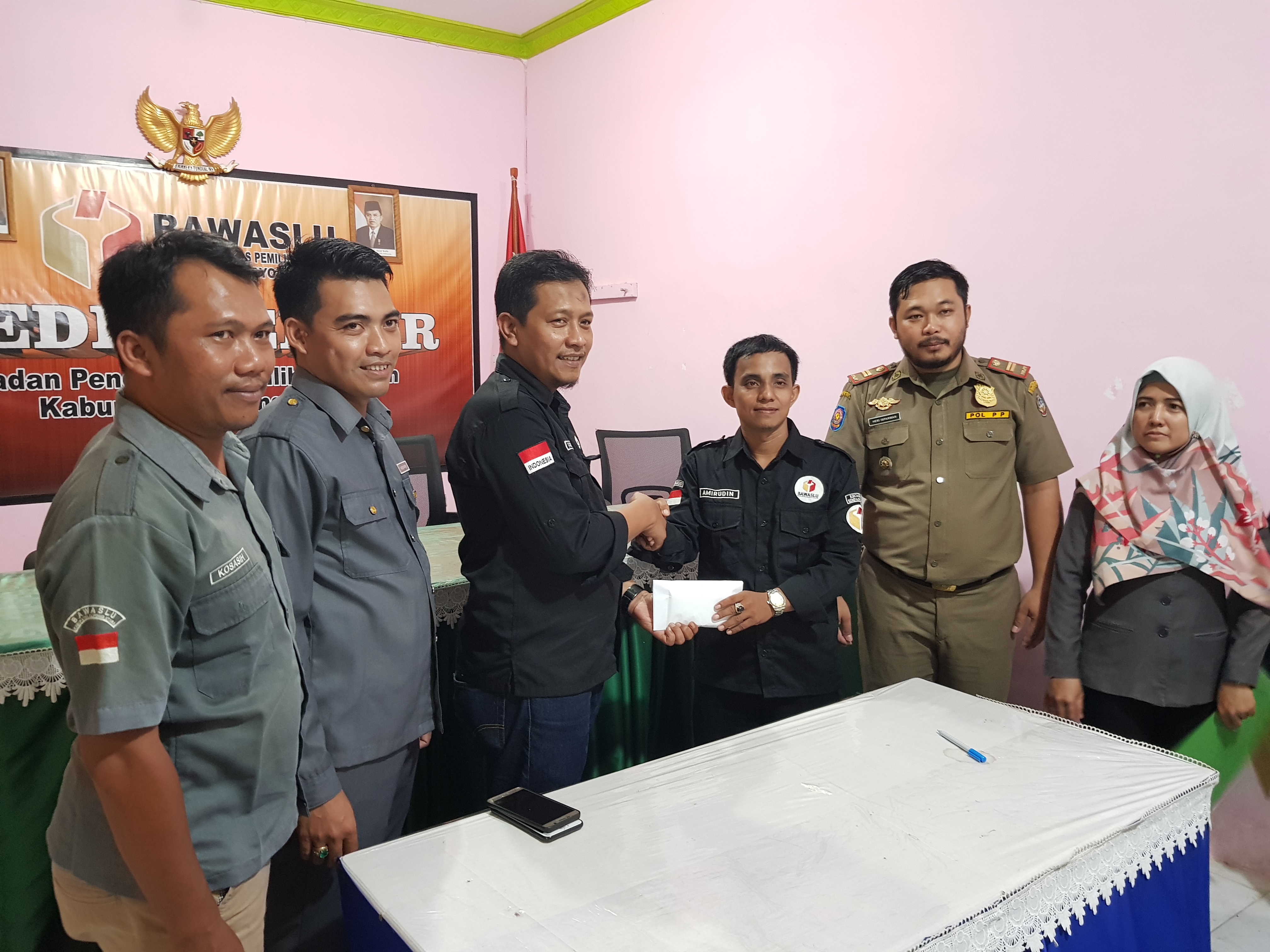 PENYERAHAN SANTUNAN KECELAKAN KERJA KEPADA ANGGOTA PANWASLU KECAMATAN SIMPANG HILIR OLEH BAWASLU PROVINSI KALIMANTAN BARAT