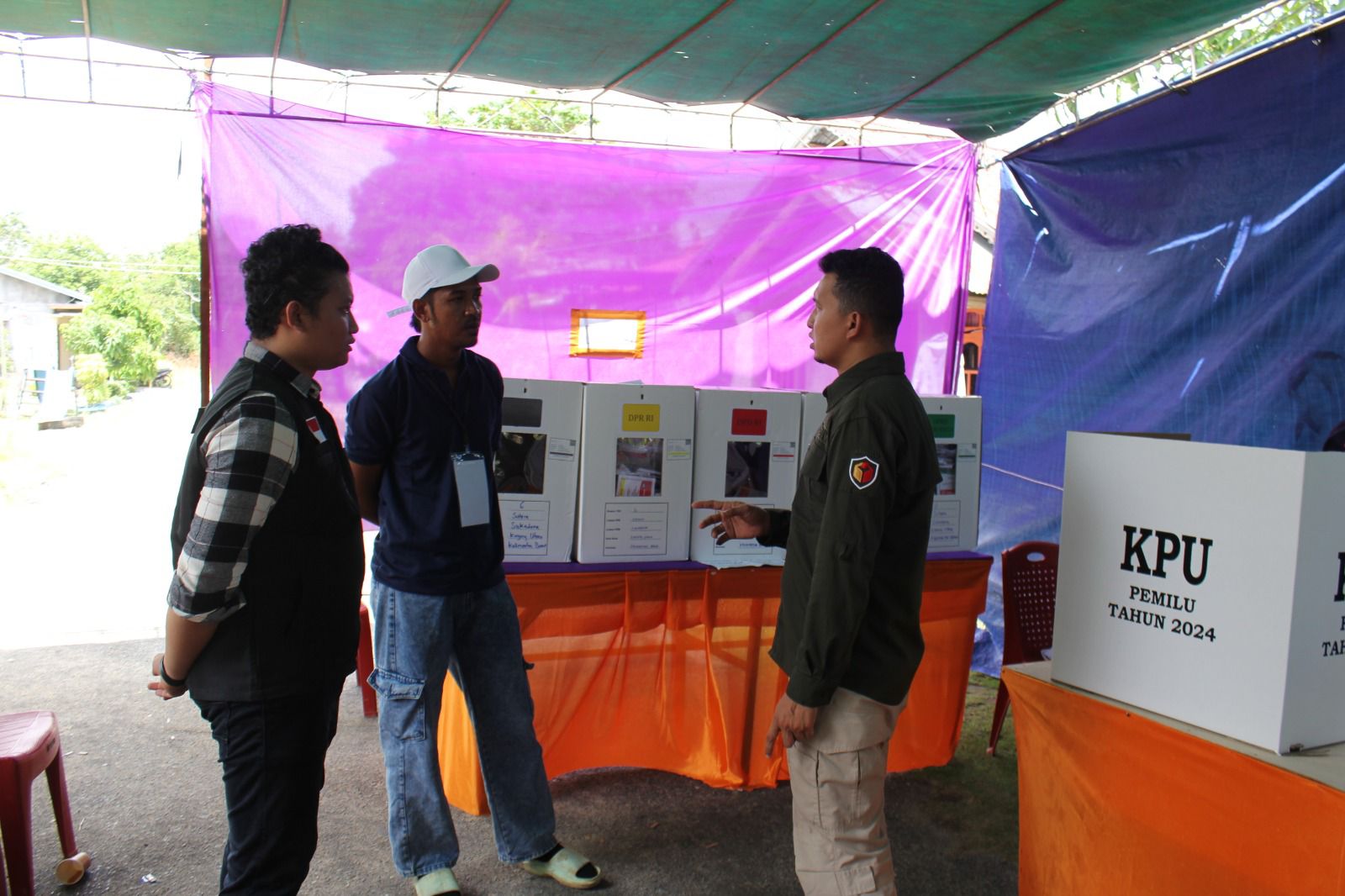 Bawaslu Kayong Utara Memantau Kesiapan Pengawas TPS