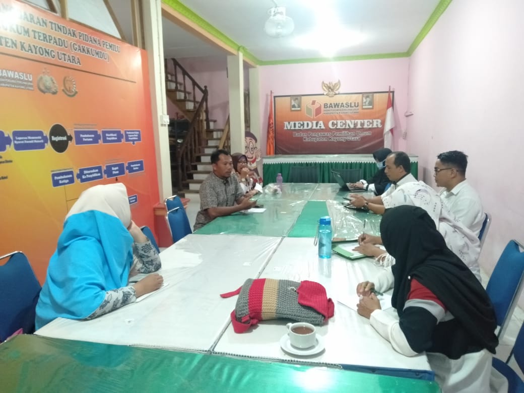 MANTAPKAN SOSIALISASI PARTISIPATIF LANJUTAN, BAWASLU KAYONG UTARA UNDANG  KEPALA SEKOLAH SE-KECAMATAN SUKADANA