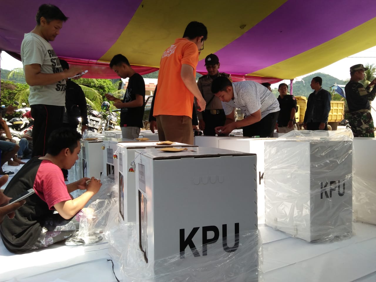 KPU Kabupaten Kayong Utara mulai melakukan pendistribusian terhadap Kotak Suara dan Bilik Suara ke semua Kecamatan