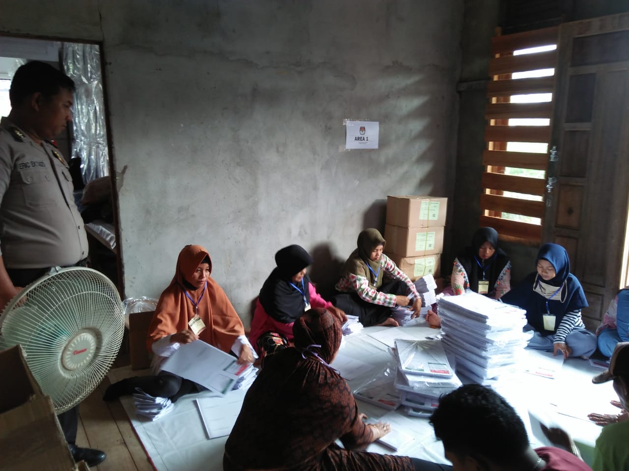 Pelipatan Surat Suara di Gudang KPU Kabupaten Kayong Utara