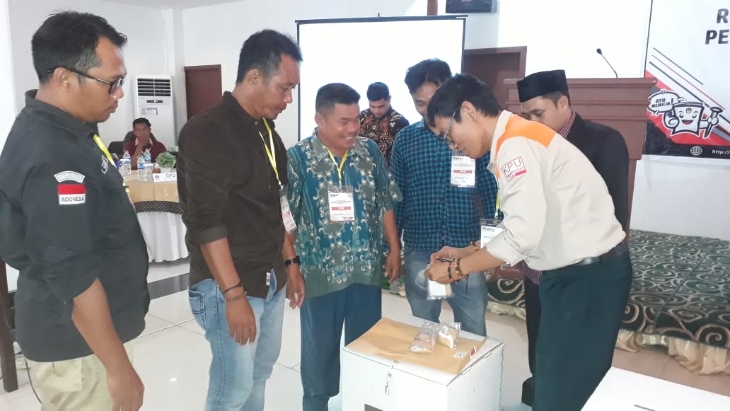Rapat Pleno Terbuka Rekapitulasi dan Penetapan Hasil Penghitungan Perolehan Suara oleh KPU Kabupaten Kayong Utara