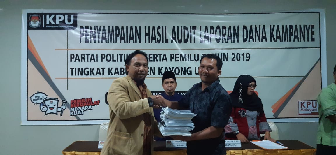 KPU Kabupaten Kayong Utara menyampaikan Hasil Audit Dana Kampanye kepada Peserta Pemilu di Kabupaten Kayong Utara