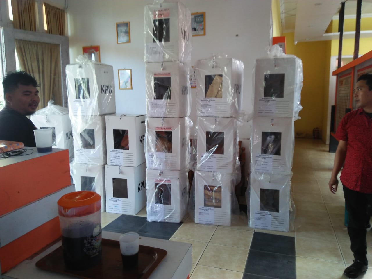 Pembukaan Kotak Suara Di Kantor KPU Kabupaten Kayong Utara