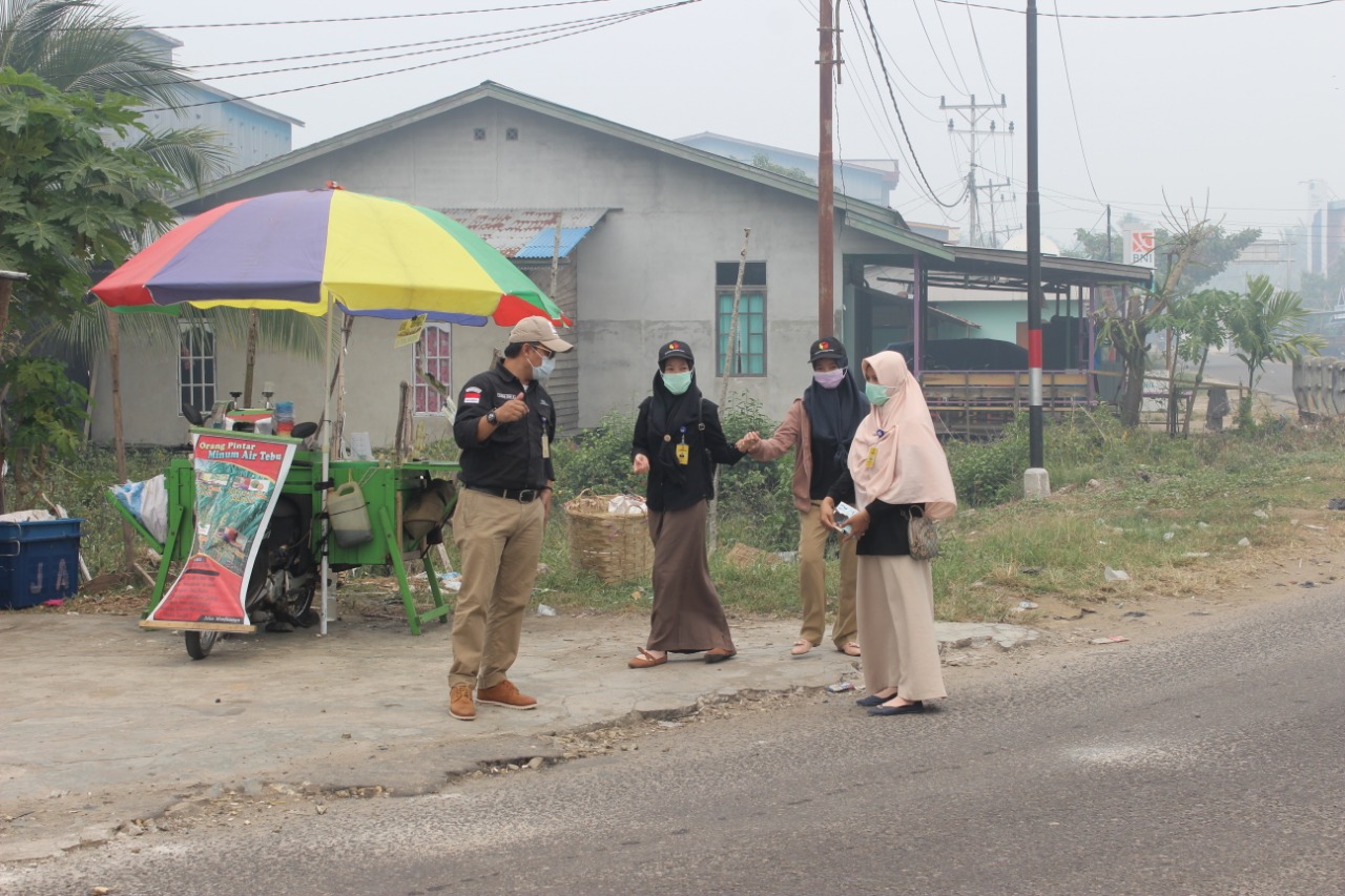 Kabut Asap Kian menebal, Bawaslu Kabupaten Kayong Utara membagikan ratusan Masker kepada pengguna Jalanan