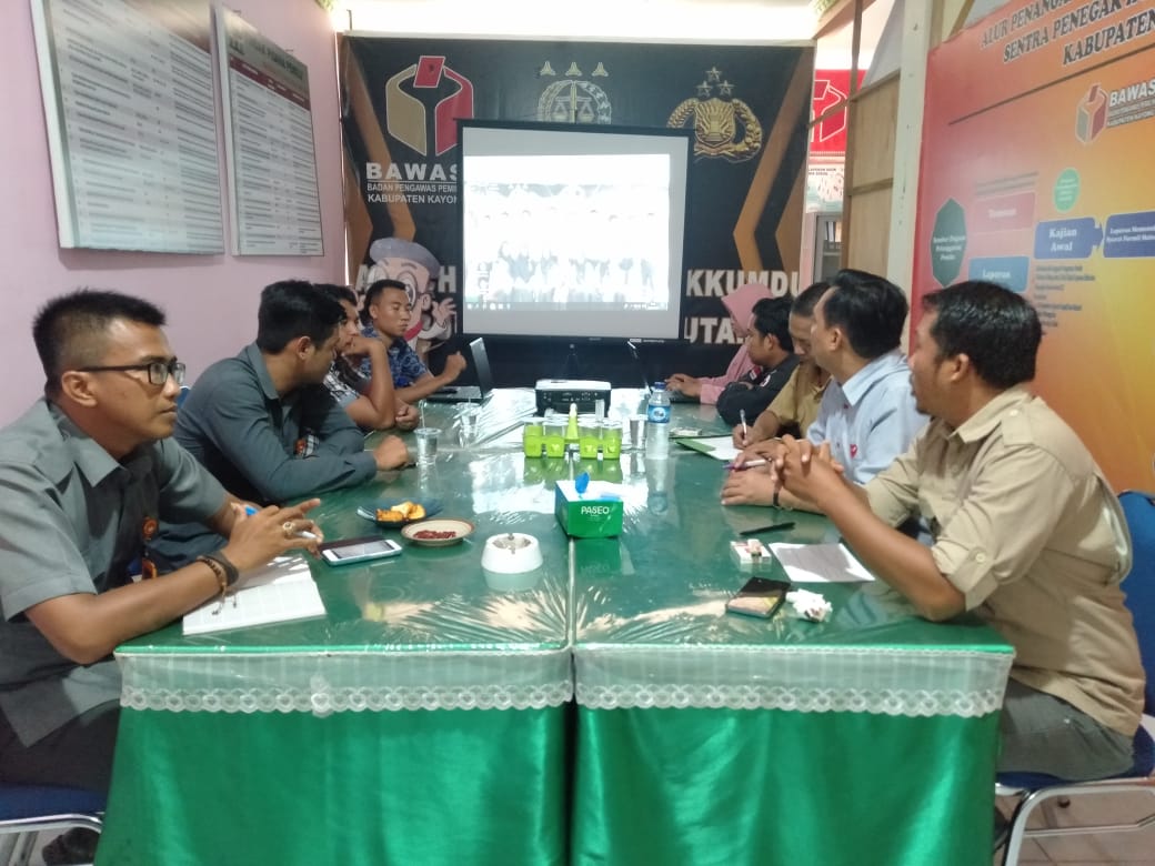 DALAM RANGKA MENJAGA KUALITAS DAFTAR PEMILIH SECARA BERKELANJUTAN BAWASLU KABUPATEN KAYONG UTARA MENGADAKAN RAPAT BERSAMA KPU KABUPATEN KAYONG UTARA DAN DISDUKCAPIL