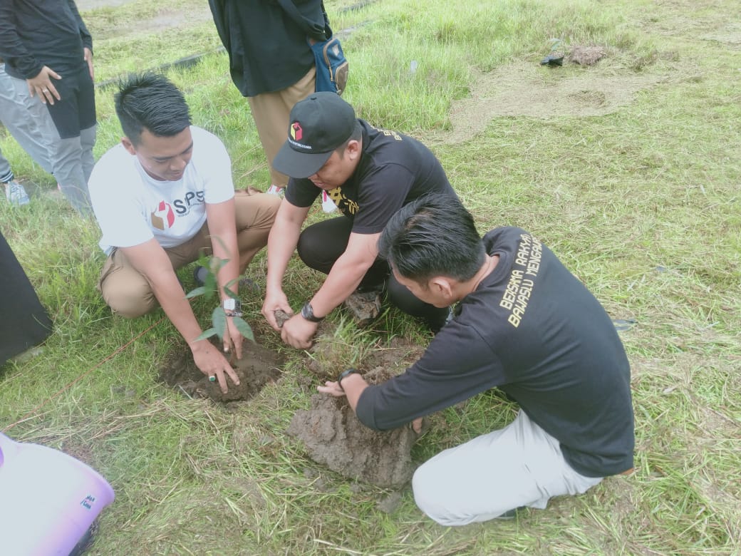 MEMPERINGATI HARI LINGKUNGAN HIDUP INDONESIA, BAWASLU KABUPATEN KAYONG UTARA IKUT MENANAM POHON