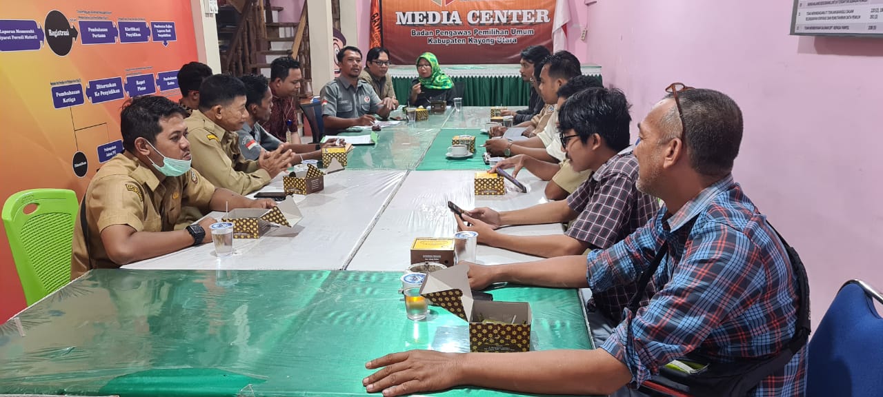 GUNA MEMBANGUN KOMITMEN DAN MENINGKATKAN PENGELOLAAN INFORMASI PUBLIK, BAWASLU KAYONG UTARA MELAKSANAKAN RAPAT KEHUMASAN