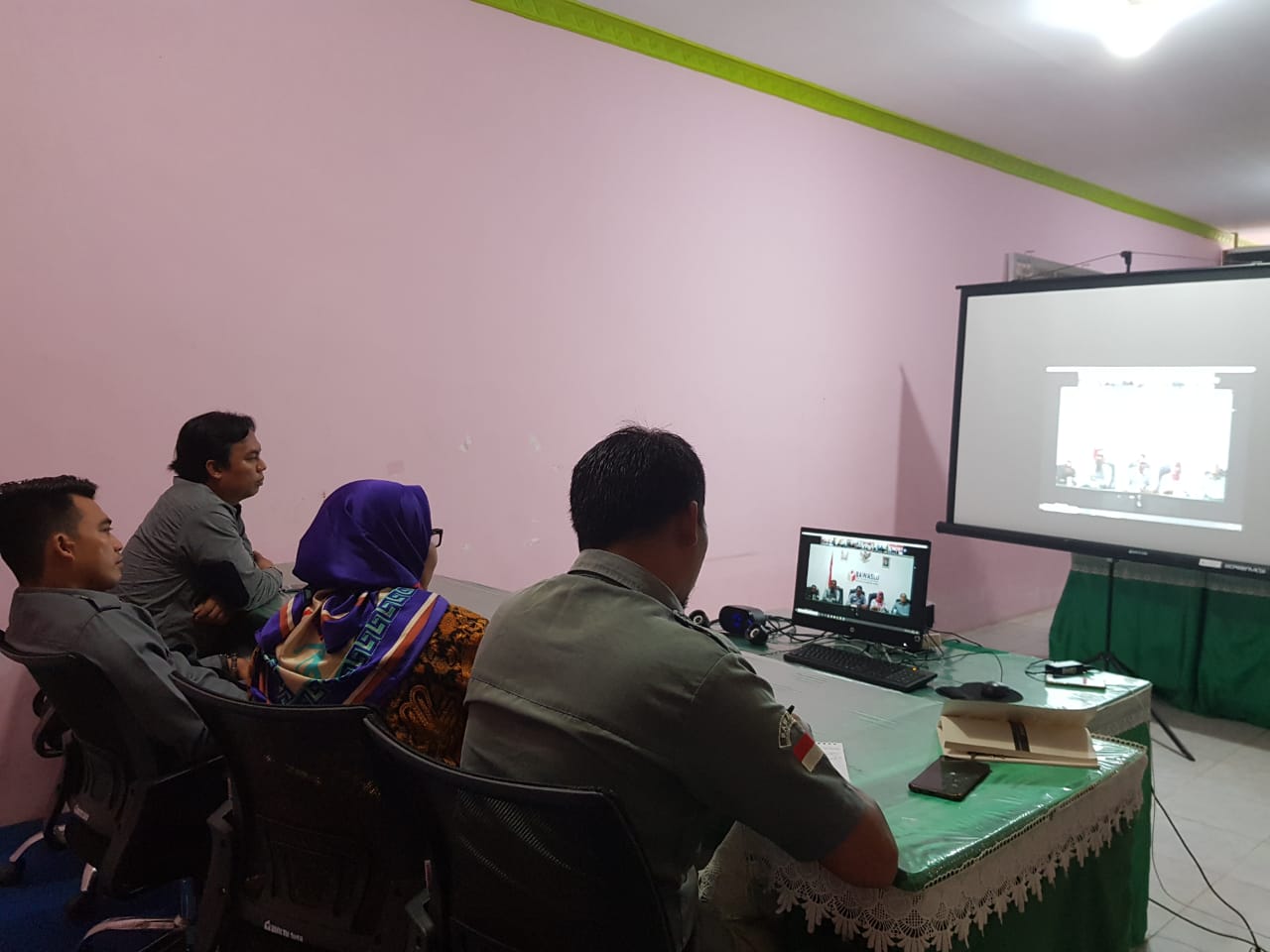 BATASI PERTEMUAN TATAP MUKA SECARA LANGSUNG, BAWASLU PROVINSI KALIMANTAN BARAT GELAR RAPAT MELALUI MEDIA VIDEO CONFERENCE