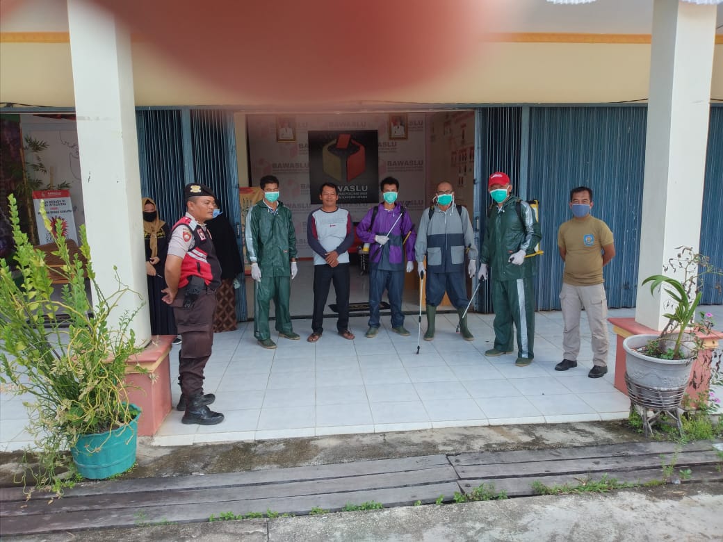 CEGAH COVID-19, PEMDA KKU SEMPROT DISINFEKTAN DI KANTOR BADAN PENGAWAS PEMILU KABUPATEN KAYONG UTARA