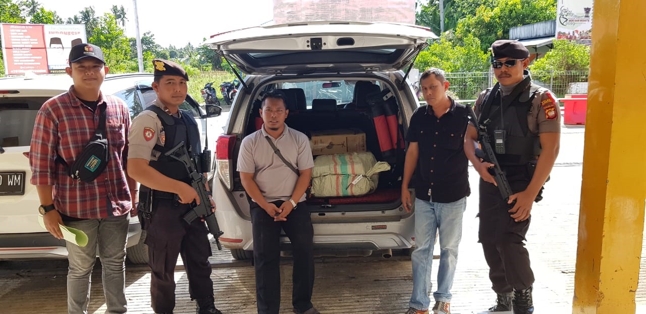 Pengawasan dan penjemputan Surat Suara tambahan di Bandara Ketapang