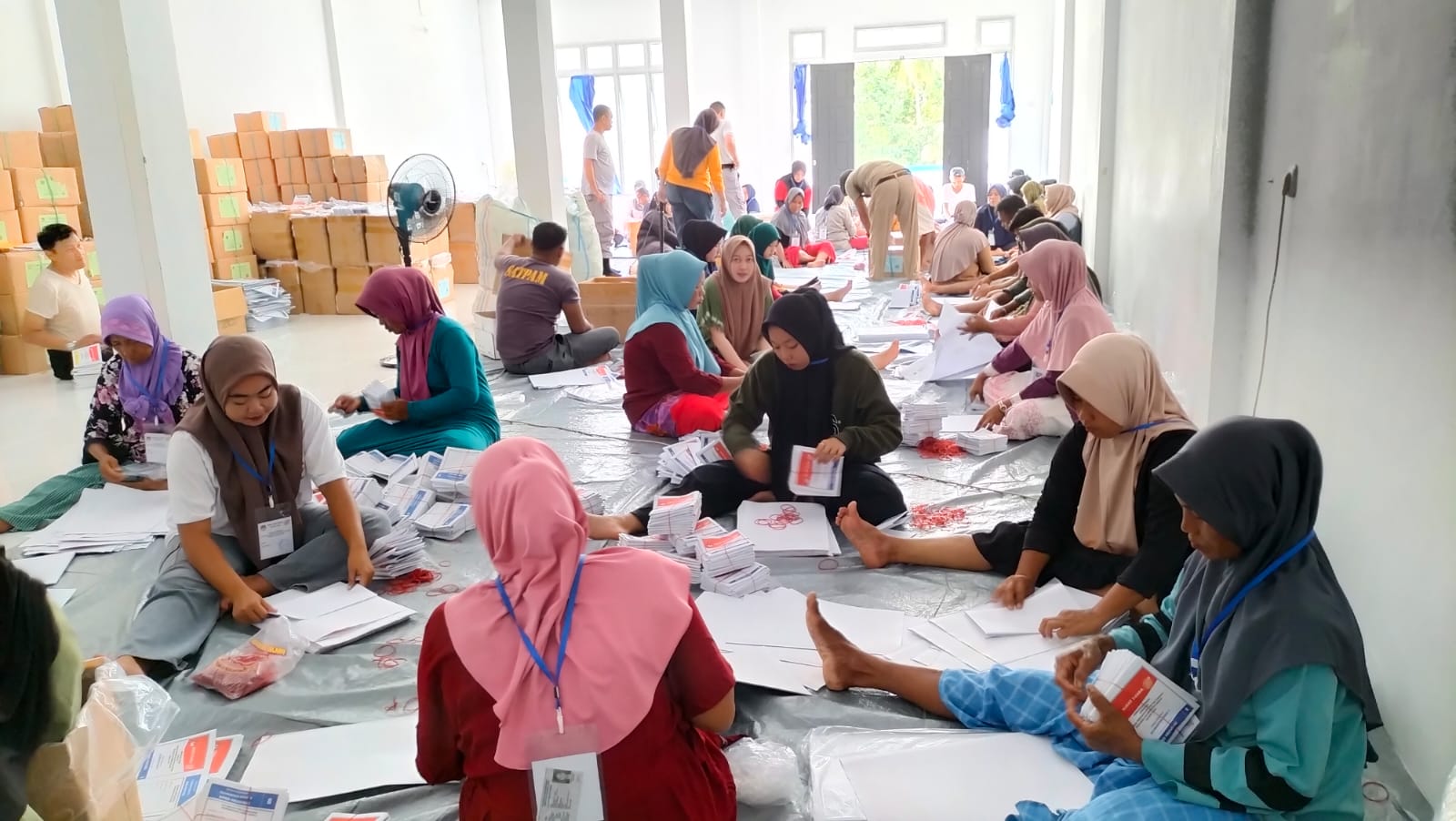 Bawaslu Kabupaten Kayong Utara Awasi Pelipatan Surat Suara Anggota DPRD Provinsi Kalimantan Barat