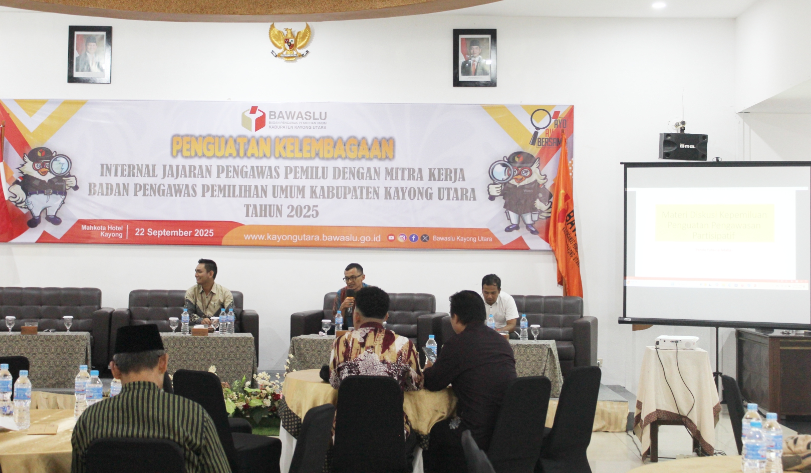 Kegiatan Penguatan Kelembagaan Internal Jajaran Pengawas Pemilu dengan Mitra Kerja pada Senin (22/09/2025), bertempat di Hotel Mahkota Kayong.