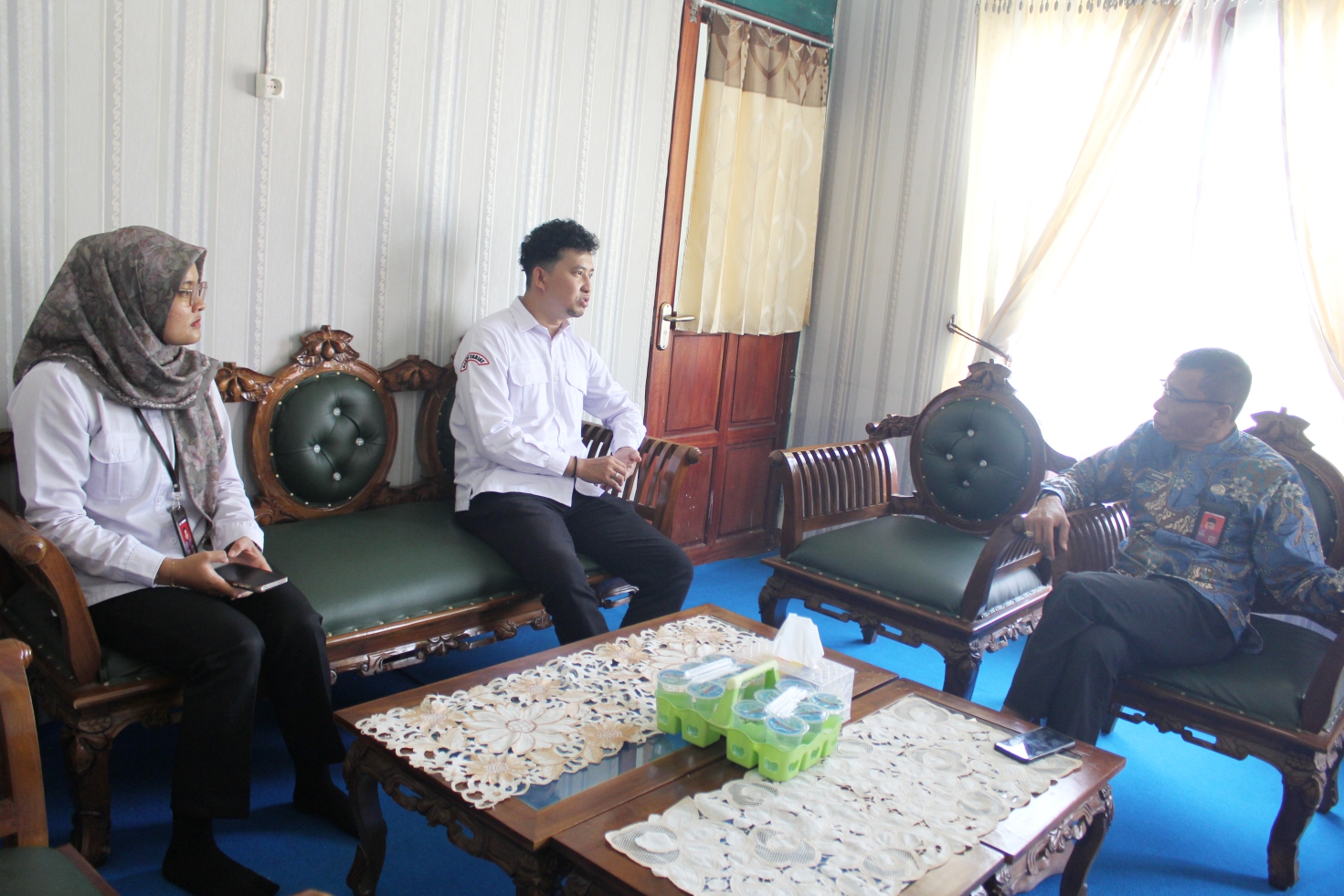 Anggota Bawaslu Kabupaten Kayong Utara, Deny Hardiansyah, melakukan koordinasi dengan Kementerian Agama (Kemenag) Kabupaten Kayong Utara dalam rangka membahas rencana penandatanganan Nota Kesepahaman.