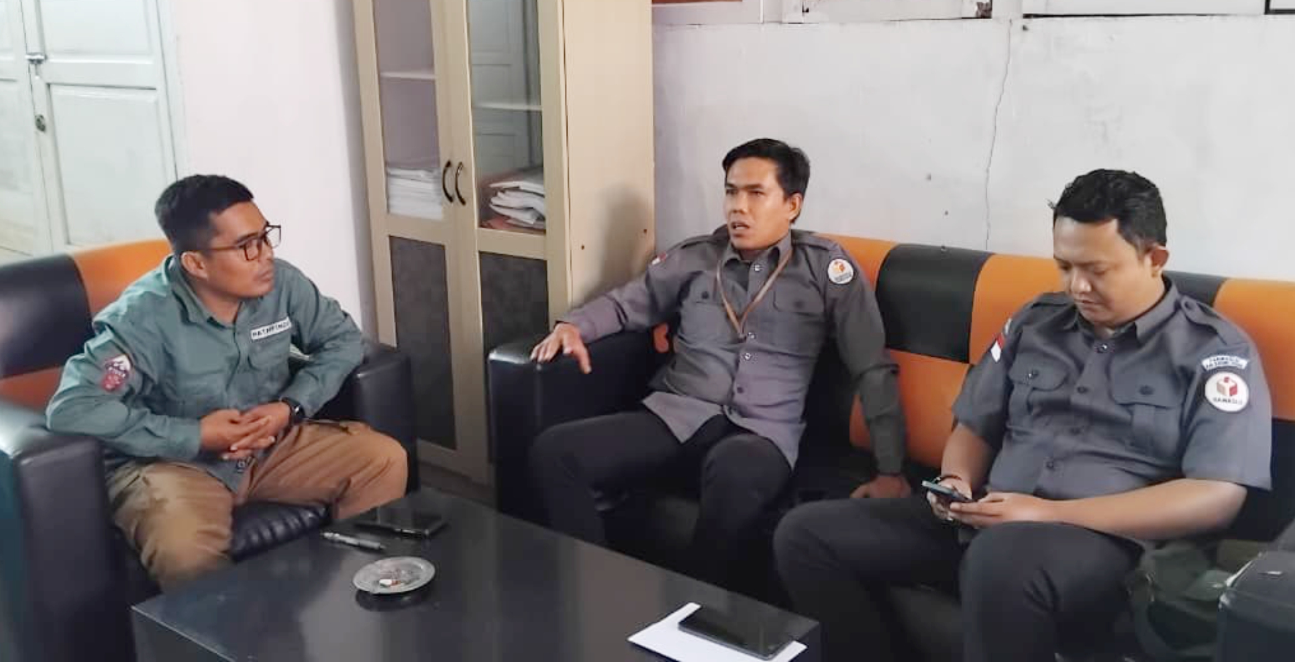 melakukan koordinasi terkait pemutakhiran data Partai Politik Sekretariat KPU Kabupaten Kayong Utara