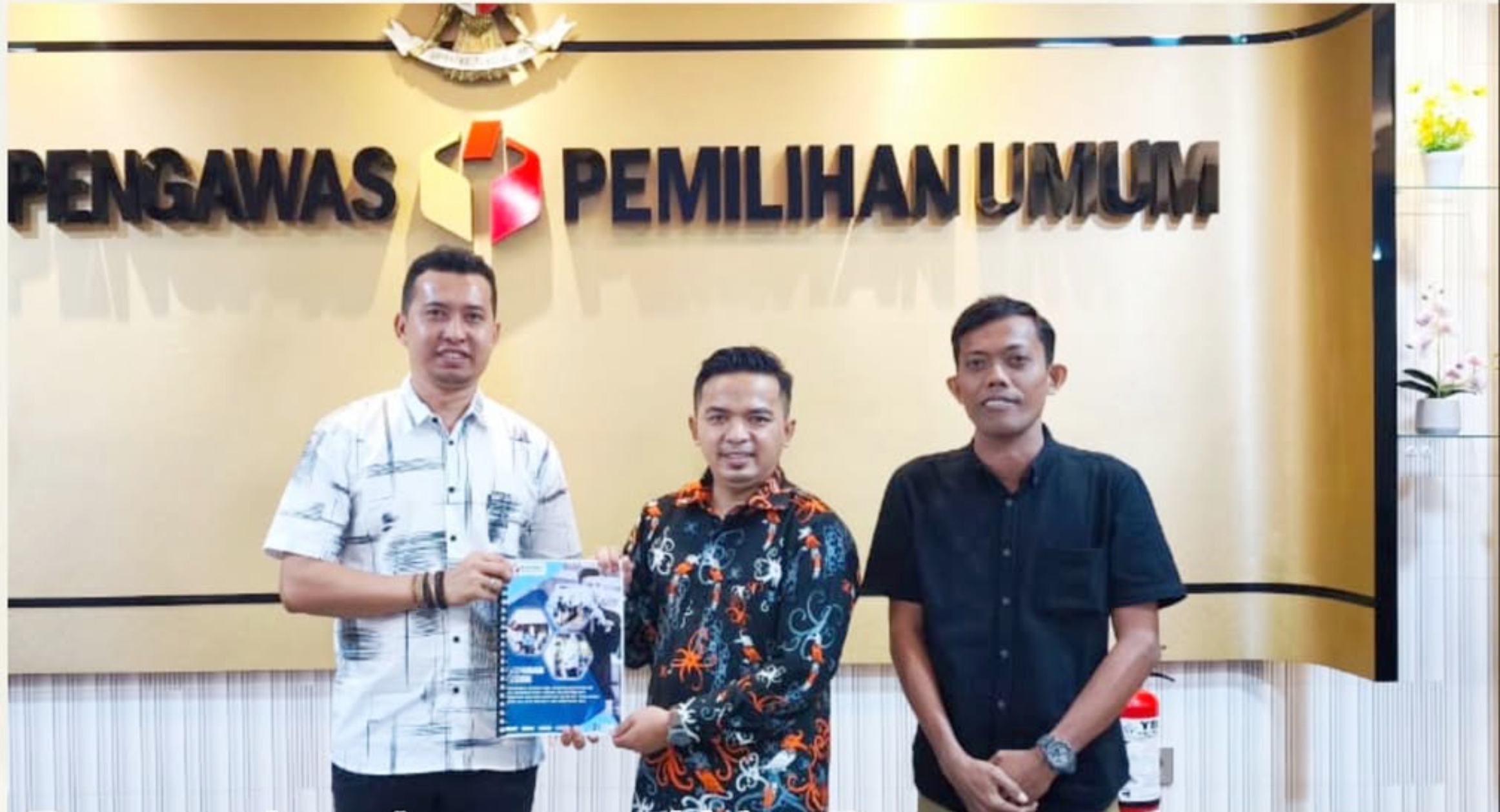 Dokumentasi Penyampaian Laporan Akhir Pengawasan Pemilihan Serentak 2024 ke Bawaslu RI