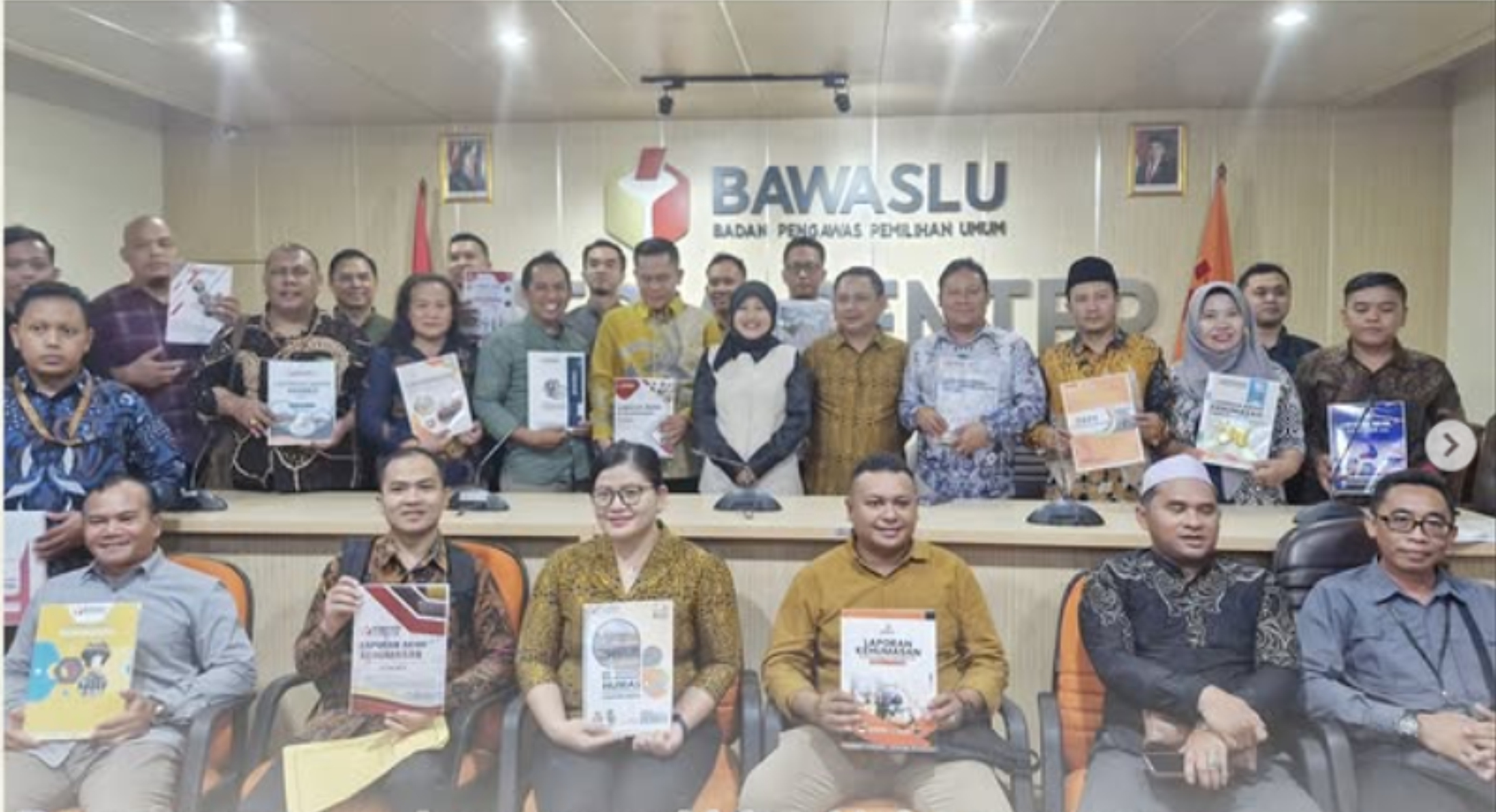 Penyampaian Laporan Akhir Kehumasan Tahun 2024 ke Bawaslu RI