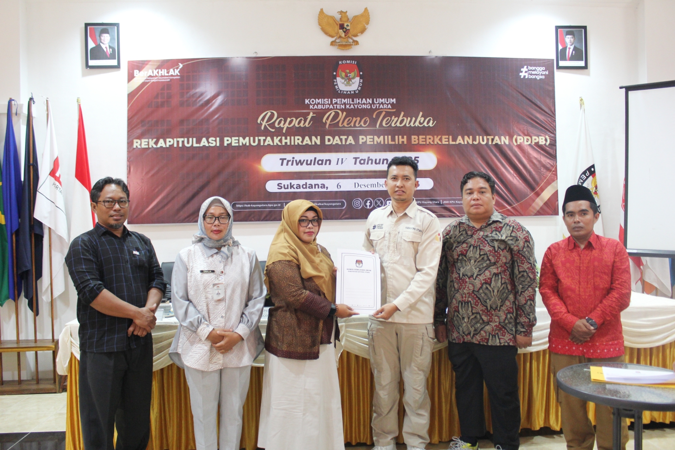 Anggota Bawaslu Kabupaten Kayong Utara, Deny Hardiansyah, S.Pd., menghadiri Rapat Pleno Terbuka Rekapitulasi Pemutakhiran Data Pemilih Berkelanjutan (PDPB) Triwulan IV Tahun 2025 yang diselenggarakan oleh KPU Kabupaten Kayong Utara