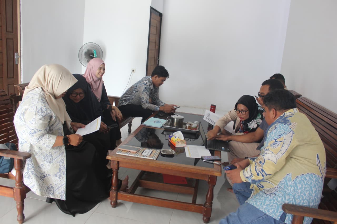 Anggota Bawaslu Kabupaten Kayong Utara  Yusmandi melakukan pengawasan langsung  pencocokan dan penelitian terbatas (coktas) yang dilakukan KPU Kabupaten Kayong Utara di Desa Sejahtera Kecamatan Sukadana Kamis 18 Juni 2026.