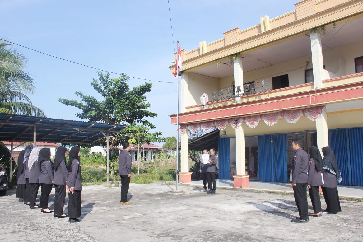 Kegiatan Apel rutin hari senin Bawaslu Kab. Kayong Utara dalam rangka meningkatkan disiplin dan koordinasi dijajaran Sekretariat