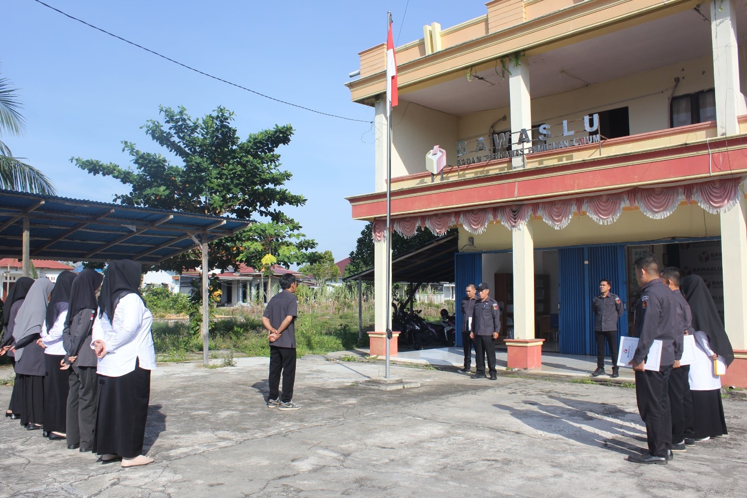 Pelaksanaan Apel rutin di lingkungan Bawaslu Kabupaten Kayong Utara 