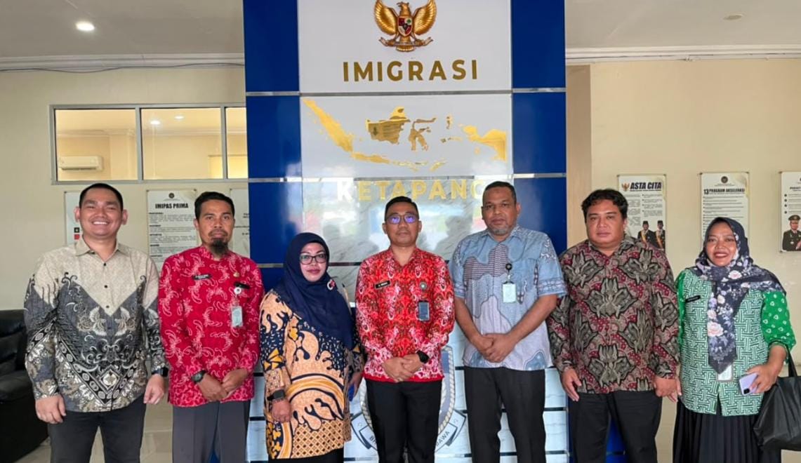 Bawaslu Kabupaten Kayong Utara melakukan pengawasan langsung terhadap koordinasi pemutakhiran data pemilih  di Kantor Imigrasi 