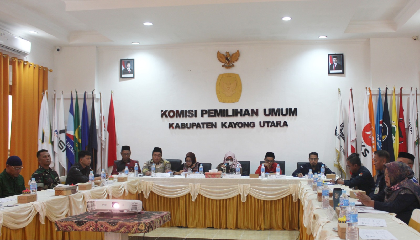 Anggota Bawaslu Kabupaten Kayong Utara, Deny Hardiansyah, Koordinator Divisi HP2H, menghadiri Forum Konsultasi Publik Standar Pelayanan yang diselenggarakan oleh KPU Kabupaten Kayong Utara