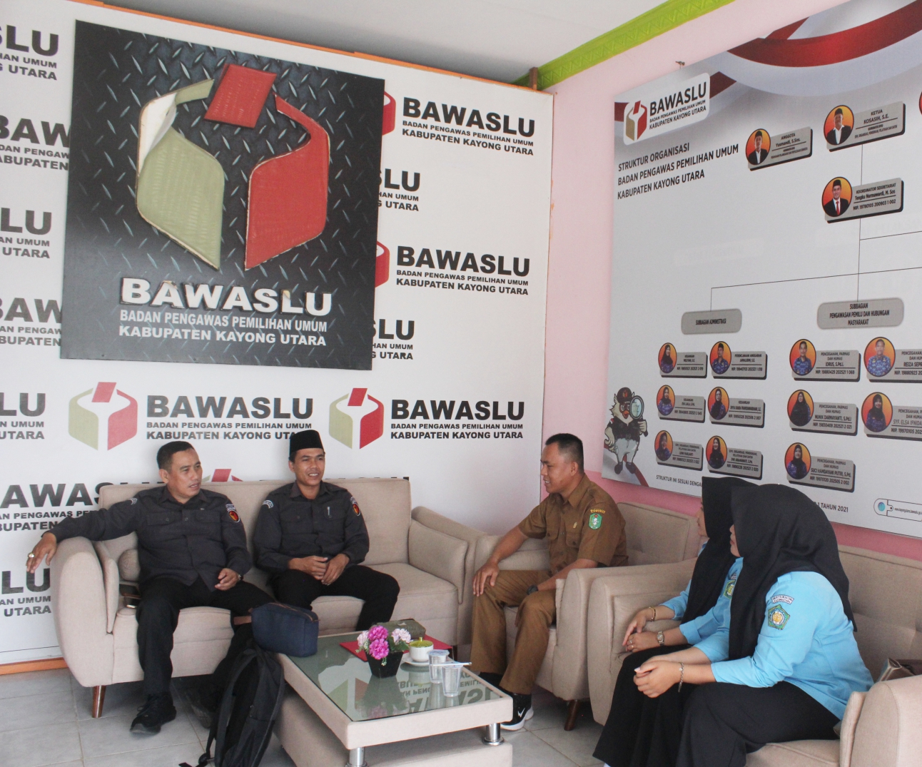 Badan Pengawas Pemilihan Umum Kabupaten Kayong Utara resmi menerima siswa magang sebanyak 2 orang  dari SKMN 01 Teluk Batang