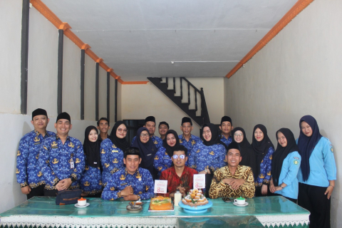 Rayakan HUT Bawaslu Kab/Kota dengan doa bersama, pemotongan tumpeng, serta ramah tamah seluruh jajaran Bawaslu Kabupaten Kayong Utara.