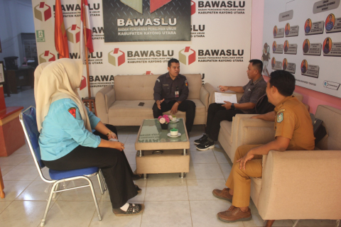 kunjungan monitoring dan evaluasi (monev) yang dilakukan secara berkala oleh guru pembimbing sekolah ke Bawaslu Kab. Kayong Utara