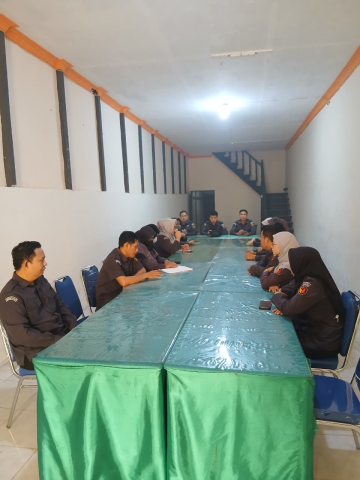 Bawaslu Kabupaten Kayong Utara menggelar rapat internal dalam rangka evaluasi kehumasan sekaligus membahas penguatan publikasi dan informasi kepemiluan.