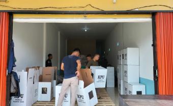 Pengawasan Logistik Perakitan Kotak Suara di Gudang 2 KPU Kabupaten Kayong Utara