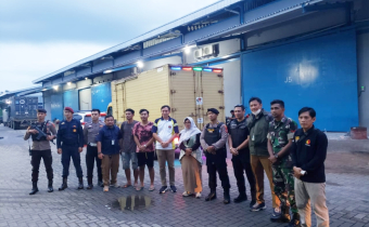 Bawaslu Kabupaten Kayong Utara Kawal  Logistik Surat Suara dari Pelabuhan Dwikora  Pontianak Ke Kabupaten Kayong Utara