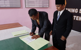 Bawaslu Kabupaten Kayong Utara melantik PAW Panwascam Simpang Hilir