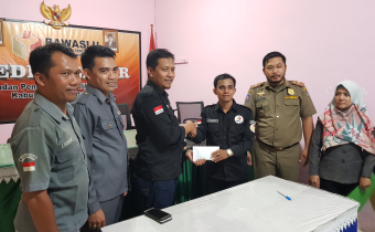 PENYERAHAN SANTUNAN KECELAKAN KERJA KEPADA ANGGOTA PANWASLU KECAMATAN SIMPANG HILIR OLEH BAWASLU PROVINSI KALIMANTAN BARAT