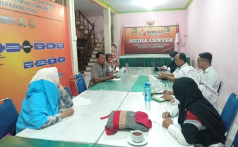 MANTAPKAN SOSIALISASI PARTISIPATIF LANJUTAN, BAWASLU KAYONG UTARA UNDANG  KEPALA SEKOLAH SE-KECAMATAN SUKADANA