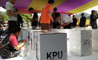 KPU Kabupaten Kayong Utara mulai melakukan pendistribusian terhadap Kotak Suara dan Bilik Suara ke semua Kecamatan