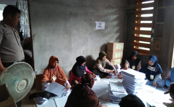 Pelipatan Surat Suara di Gudang KPU Kabupaten Kayong Utara