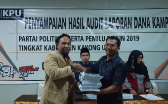 KPU Kabupaten Kayong Utara menyampaikan Hasil Audit Dana Kampanye kepada Peserta Pemilu di Kabupaten Kayong Utara
