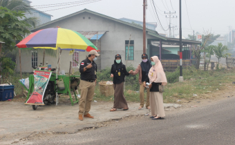 Kabut Asap Kian menebal, Bawaslu Kabupaten Kayong Utara membagikan ratusan Masker kepada pengguna Jalanan