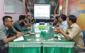 DALAM RANGKA MENJAGA KUALITAS DAFTAR PEMILIH SECARA BERKELANJUTAN BAWASLU KABUPATEN KAYONG UTARA MENGADAKAN RAPAT BERSAMA KPU KABUPATEN KAYONG UTARA DAN DISDUKCAPIL