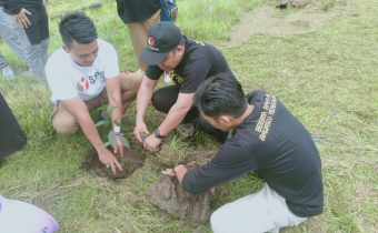 MEMPERINGATI HARI LINGKUNGAN HIDUP INDONESIA, BAWASLU KABUPATEN KAYONG UTARA IKUT MENANAM POHON