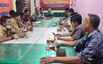 GUNA MEMBANGUN KOMITMEN DAN MENINGKATKAN PENGELOLAAN INFORMASI PUBLIK, BAWASLU KAYONG UTARA MELAKSANAKAN RAPAT KEHUMASAN