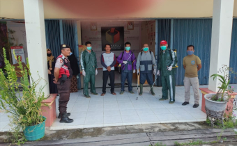 CEGAH COVID-19, PEMDA KKU SEMPROT DISINFEKTAN DI KANTOR BADAN PENGAWAS PEMILU KABUPATEN KAYONG UTARA