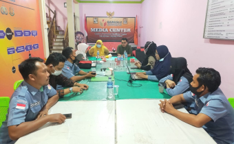 TINGKATKAN KAPASITAS SDM, BAWASLU PROVINSI KALIMANTAN BARAT AJAK DISKUSI JAJARAN STAF