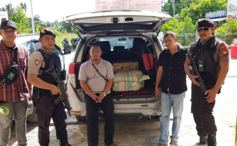 Pengawasan dan penjemputan Surat Suara tambahan di Bandara Ketapang