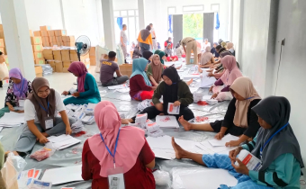 Bawaslu Kabupaten Kayong Utara Awasi Pelipatan Surat Suara Anggota DPRD Provinsi Kalimantan Barat