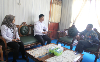 Anggota Bawaslu Kabupaten Kayong Utara, Deny Hardiansyah, melakukan koordinasi dengan Kementerian Agama (Kemenag) Kabupaten Kayong Utara dalam rangka membahas rencana penandatanganan Nota Kesepahaman.