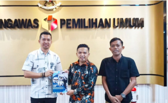 Dokumentasi Penyampaian Laporan Akhir Pengawasan Pemilihan Serentak 2024 ke Bawaslu RI